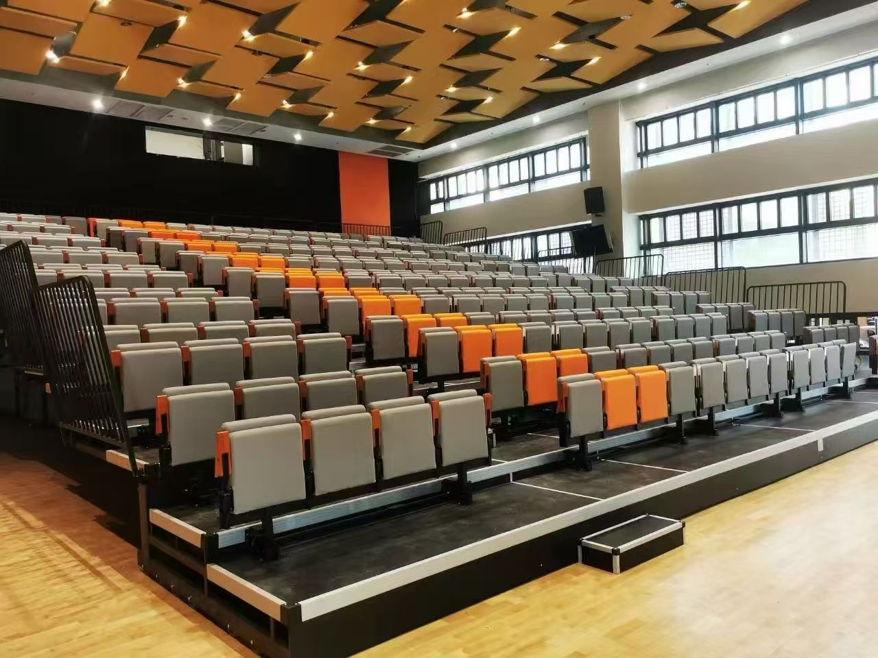 Gradas móviles y retráctiles personalizadas en diversos estilos