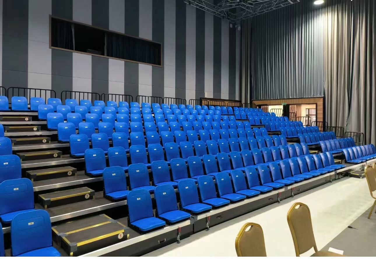 Gradas móviles y retráctiles personalizadas en diversos estilos