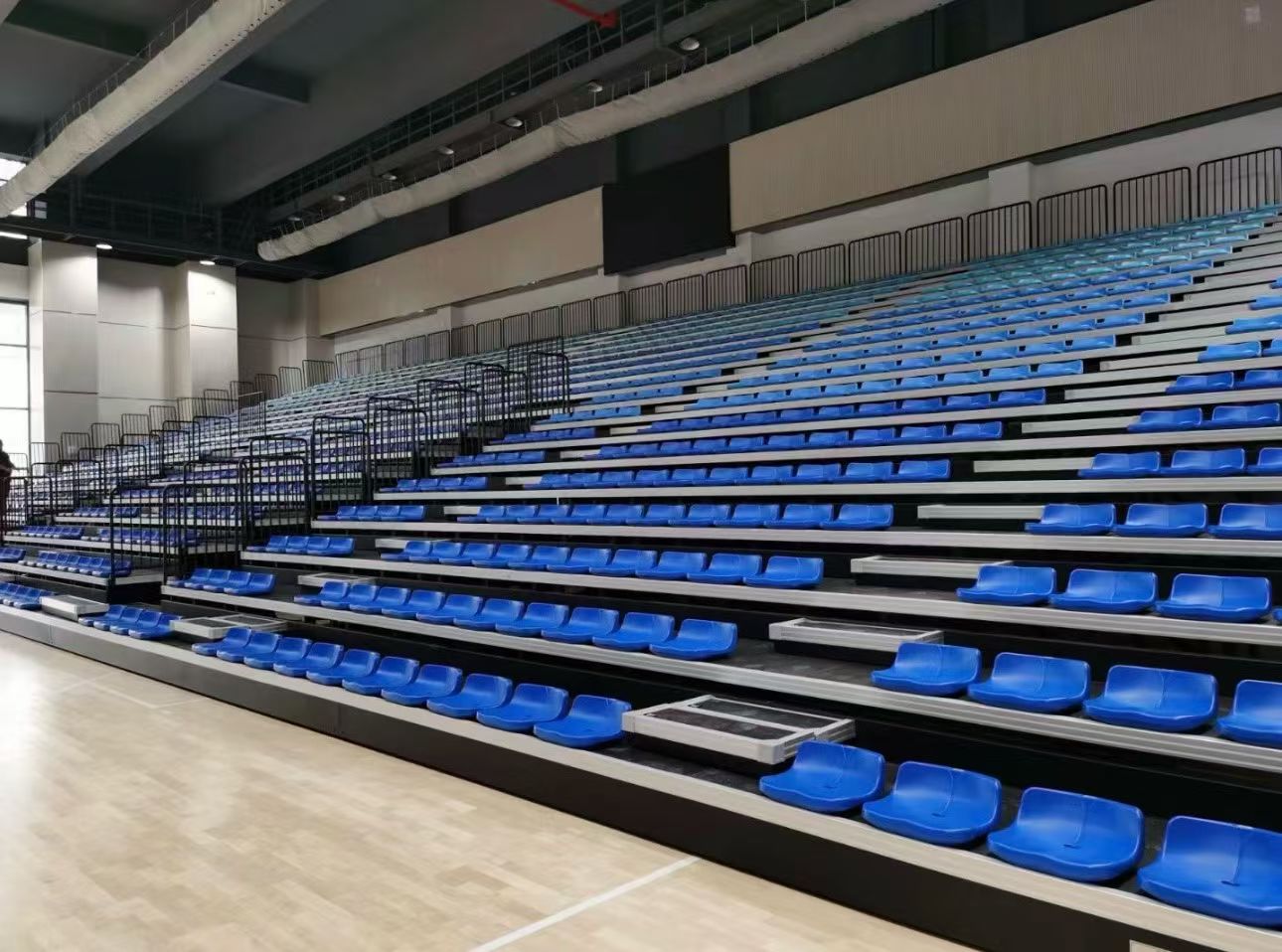 Gradas móviles y retráctiles personalizadas en diversos estilos