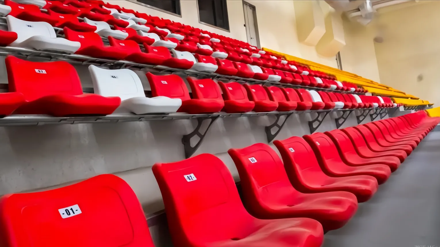 Tribuna el&eacute;ctrica de la cancha de baloncesto