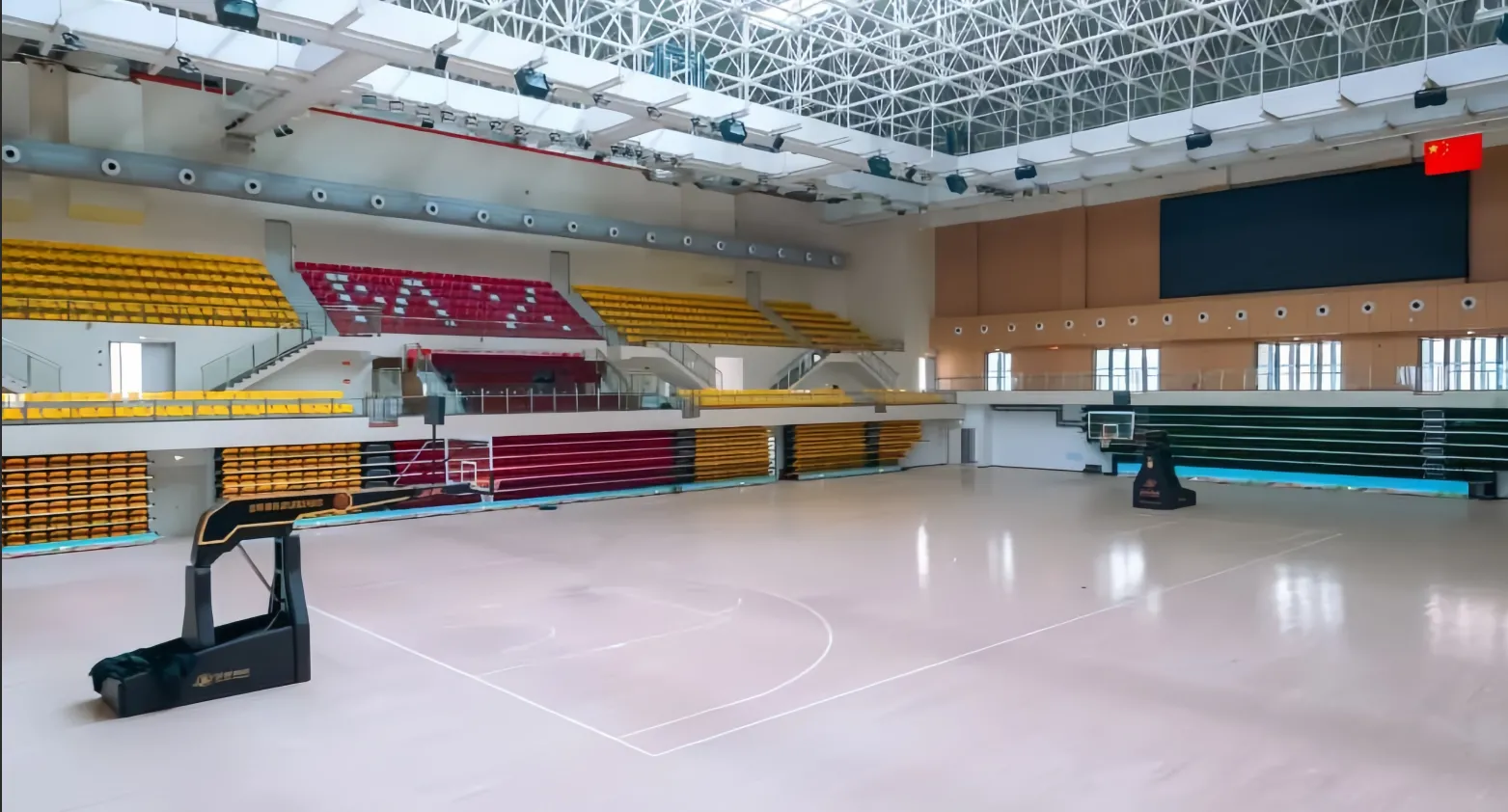 Tribuna el&eacute;ctrica de la cancha de baloncesto