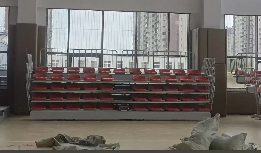 Asientos retr&aacute;ctiles de grada con respaldo bajo